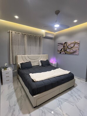 3 habitaciones, tabla de planchar con plancha, wifi y ropa de cama