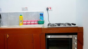 Una cocina con horno empotrado y estufa a gas.