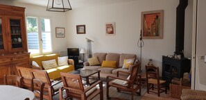 Televisión, chimenea y libros 