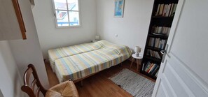 4 chambres, fer et planche à repasser, lit de bébé portatif