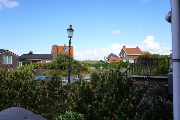 Property grounds - Light studio with view, own bathroom, kitchen and sunny balcony (Bergen aan Zee)