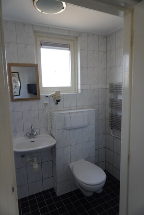 Dusj, hårføner, bidé og håndklær