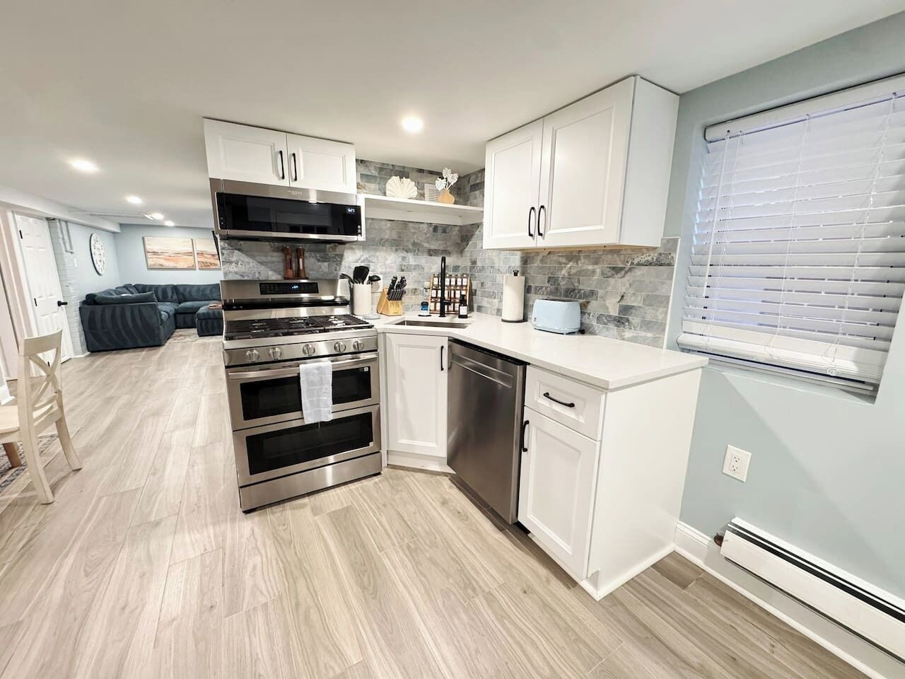 Coffee/tea maker, fridge, microwave, oven