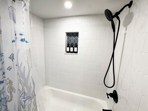 Haartrockner, Handtücher, Seife, Toilettenpapier