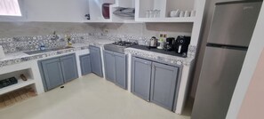 Kjøleskap, mikrobølgeovn, ovn og kokeplater