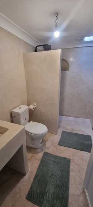 Douche, sĂšche-cheveux, serviettes fournies, savon