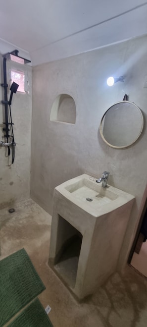 Douche, séchoir à cheveux, serviettes fournies, savon