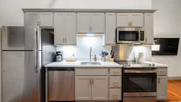 Geladeira, micro-ondas, fogão, cooktop