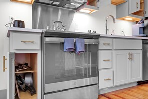 Fridge, microwave, oven, stovetop - Near Hospitals & DT ~ Studio+Parking+W/D+Churchill (Louisville)