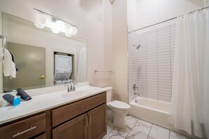 Een haardroger, handdoeken, zeep, shampoo