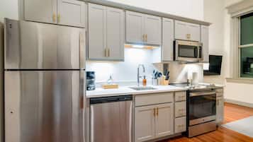 Een koelkast, een magnetron, een oven, een kookplaat