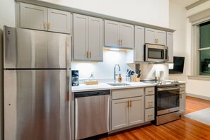 Kjøleskap, mikrobølgeovn, ovn og kokeplater