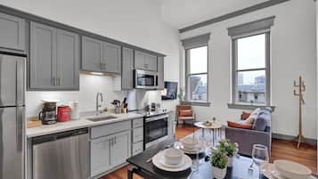 Geladeira, micro-ondas, fogão, cooktop