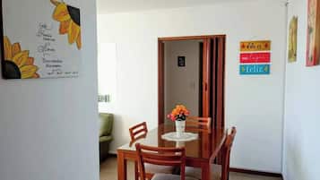 Apartemen, 2 kamar tidur, Boleh Merokok, balkon | Ruang makan