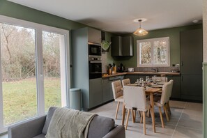 Fridge, microwave, oven, stovetop - Gîte "Gîte Du Pré Simon" with Private Garden and Wi-Fi (Le Faulq)