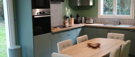 Réfrigérateur, micro-ondes, four, plaque de cuisson