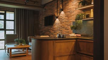 Deluxe Studio, City View | Private kitchen | Microwave