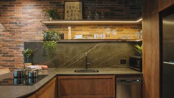 Estudio Deluxe, vista a la ciudad | Cocina privada | Microondas