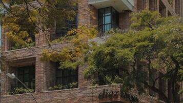 Vista frontal de la propiedad