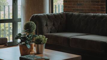 Junior Apartment, City View | Living area