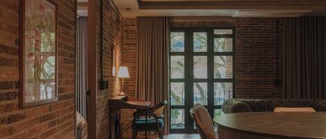 Deluxe Apartment, City View | Living area