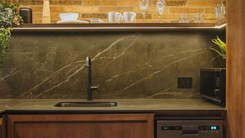 Studio Deluks, pemandangan kota | Dapur pribadi | Microwave