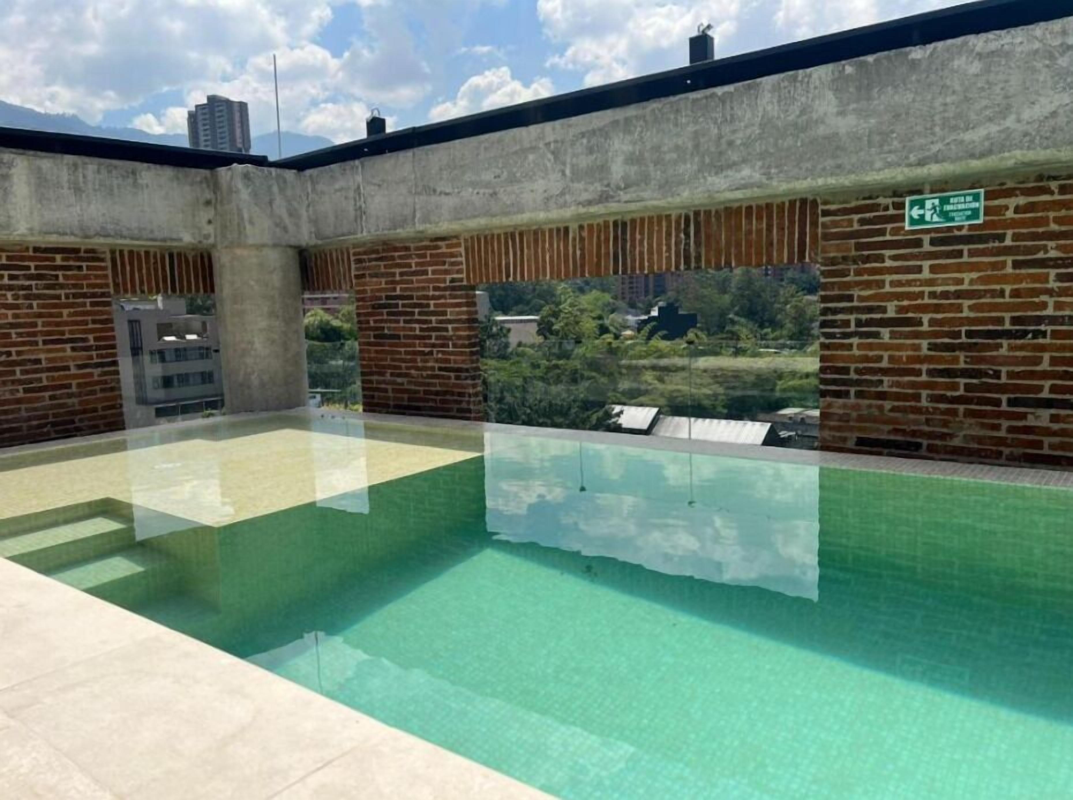Una piscina al aire libre, sombrillas