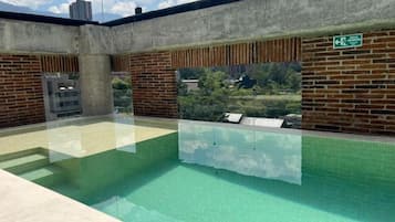 AuĂenpool, geöffnet von 09:00 Uhr bis 22:00 Uhr, Sonnenschirme