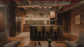 Deluxe Apartment, City View | Private kitchen | Microwave