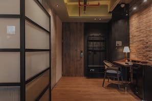 Deluxe Room, City View | Living area