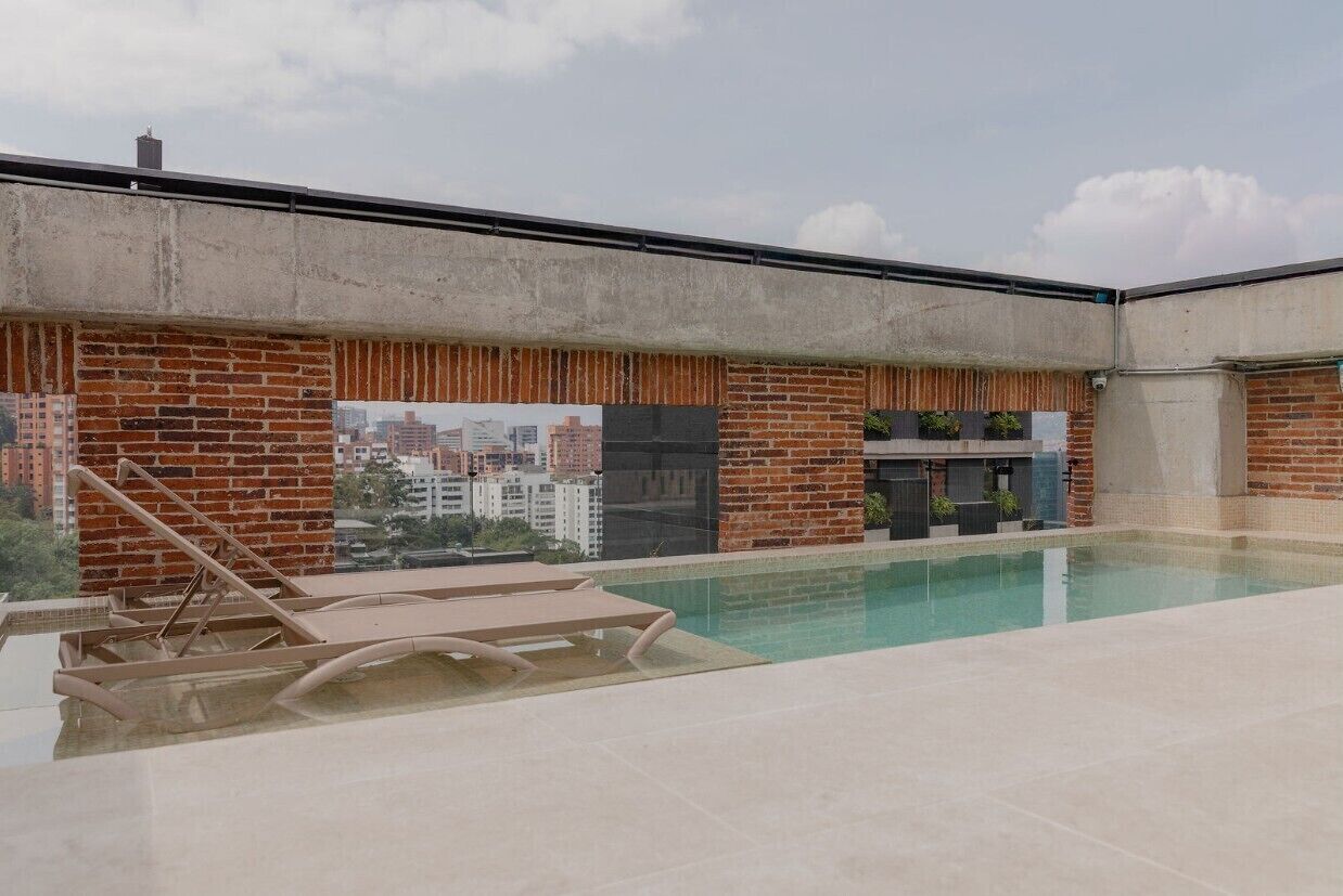 Una piscina al aire libre (de 09:00 a 22:00), sombrillas