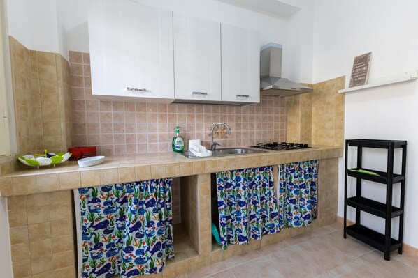 Réfrigérateur, surface de cuisson, cafetière-théière, chaise haute