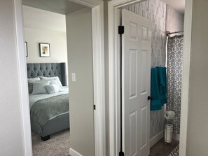 3 habitaciones, tabla de planchar con plancha, wifi y ropa de cama 