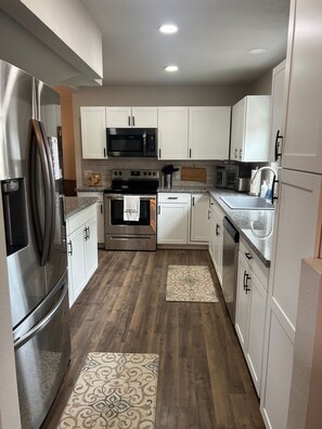 Refrigerador, microondas, horno y parrilla de estufa 