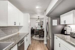 Réfrigérateur, four à micro-ondes, un four, surface de cuisson