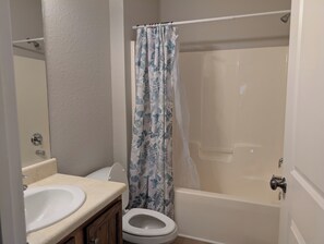 Secadora de cabello, toallas, jabón, papel de baño 