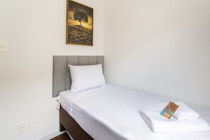 Departamento | Cortinas blackout, insonorización y tabla de planchar con plancha