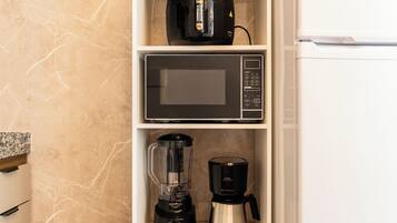 Apartament | Cuina privada | Microones, placa de cuina i utensilis de cuina, vaixella i coberteria