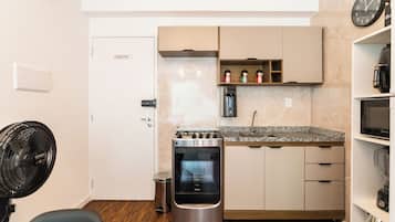 Apartament | Cuina privada | Microones, placa de cuina i utensilis de cuina, vaixella i coberteria