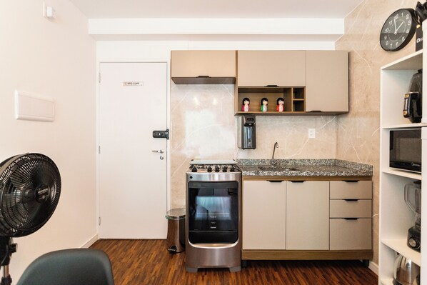 Departamento | Cocina privada | Microondas, parrilla de estufa y utensilios de cocina