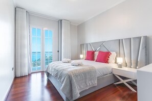 4 habitaciones, escritorio y tabla de planchar con plancha 