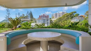 تناول الطعام بالخارج