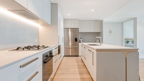 ثلاجة، ميكروويف، موقد طهي مسطح، غسالة أطباق