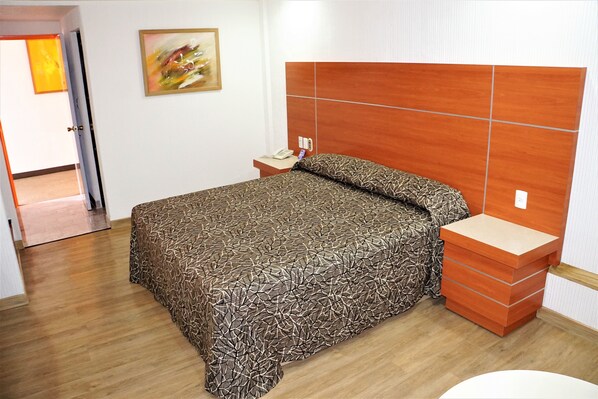 Dobbeltrom – classic | Skrivebord for bærbar PC og wi-fi (inkludert)