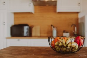 Een koelkast, een microgolfoven, een koffiezetapparaat/waterkoker