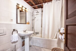 Een douche, een haardroger, handdoeken