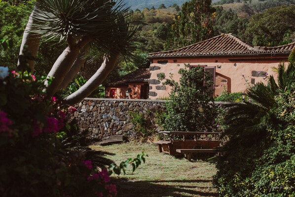 المنطقة المحيطة بالمنشأة