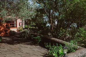 المنطقة المحيطة بالمنشأة