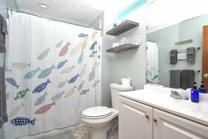 Haartrockner, Handtücher, Seife, Toilettenpapier