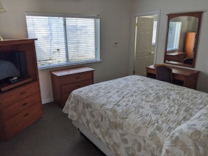 4 slaapkamers, een strijkplank/strijkijzer, wifi, beddengoed